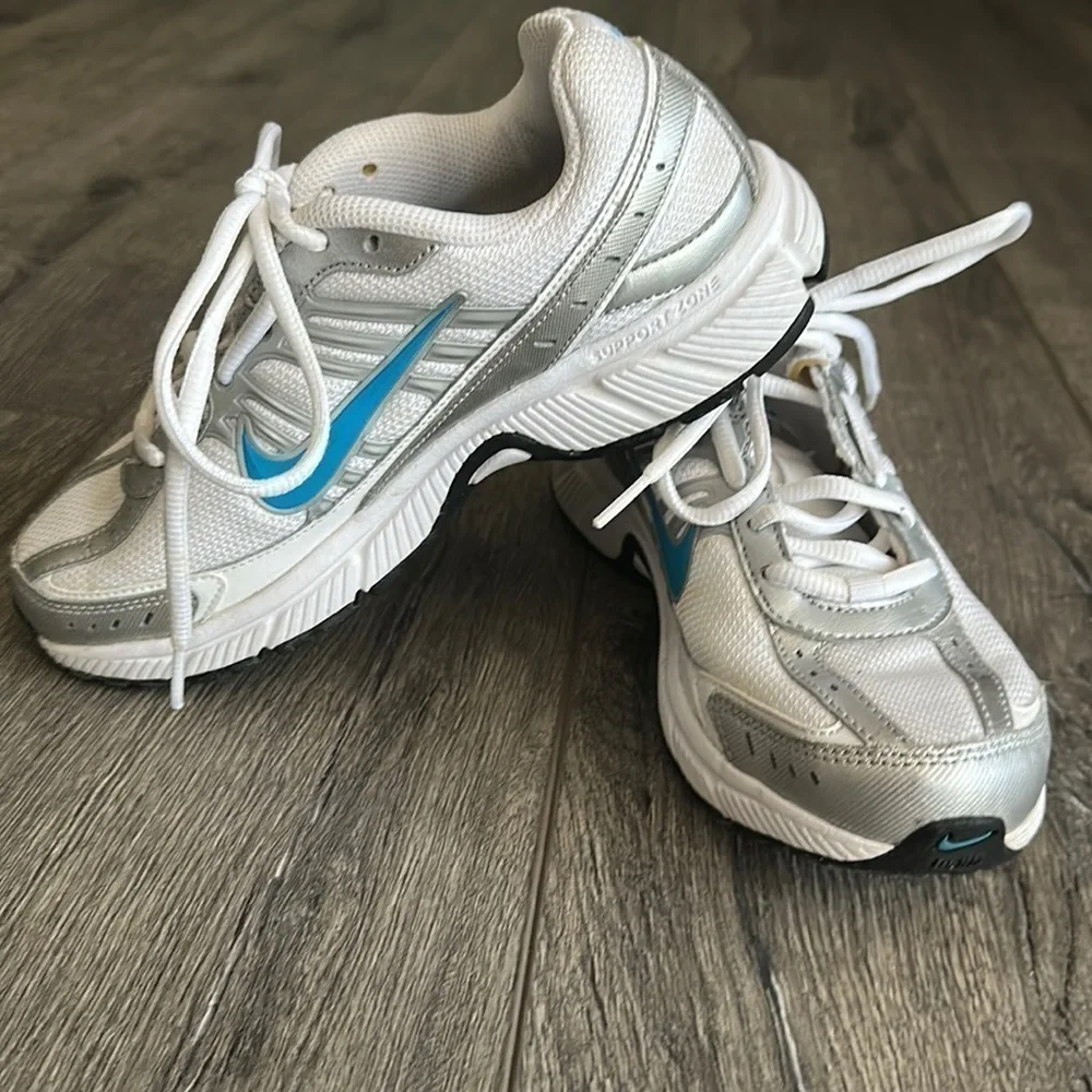 Nike shoes women’s size 6 1/2 dart 8 white with Aqua trim